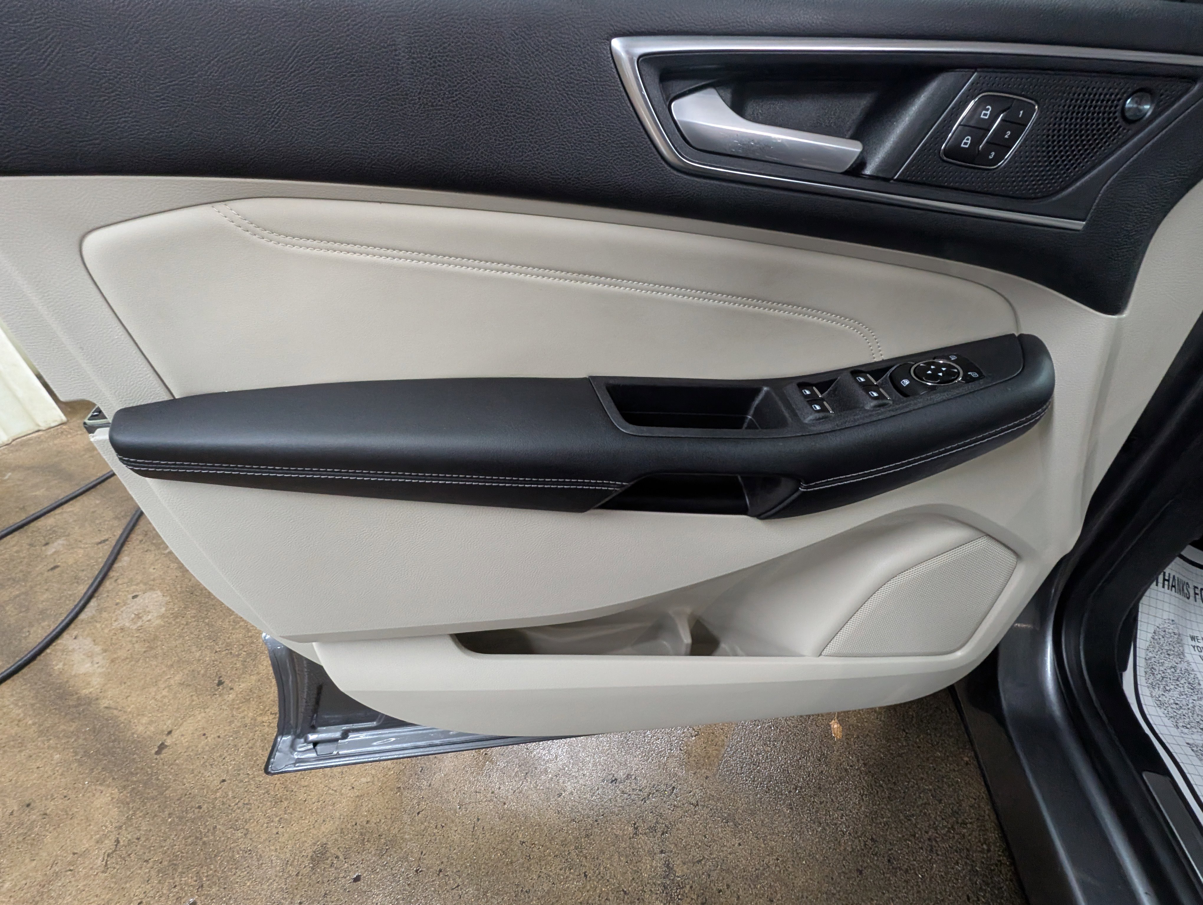 Used 2022 Ford Edge Titanium w/ Class II Trailer Tow Package image 9