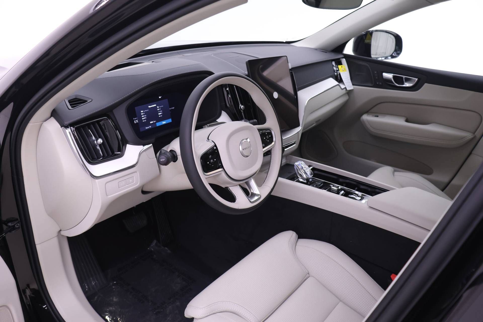 New 2026 Volvo XC60 T8 Ultra w/ Protection Package Premier AWD/4WD image 6