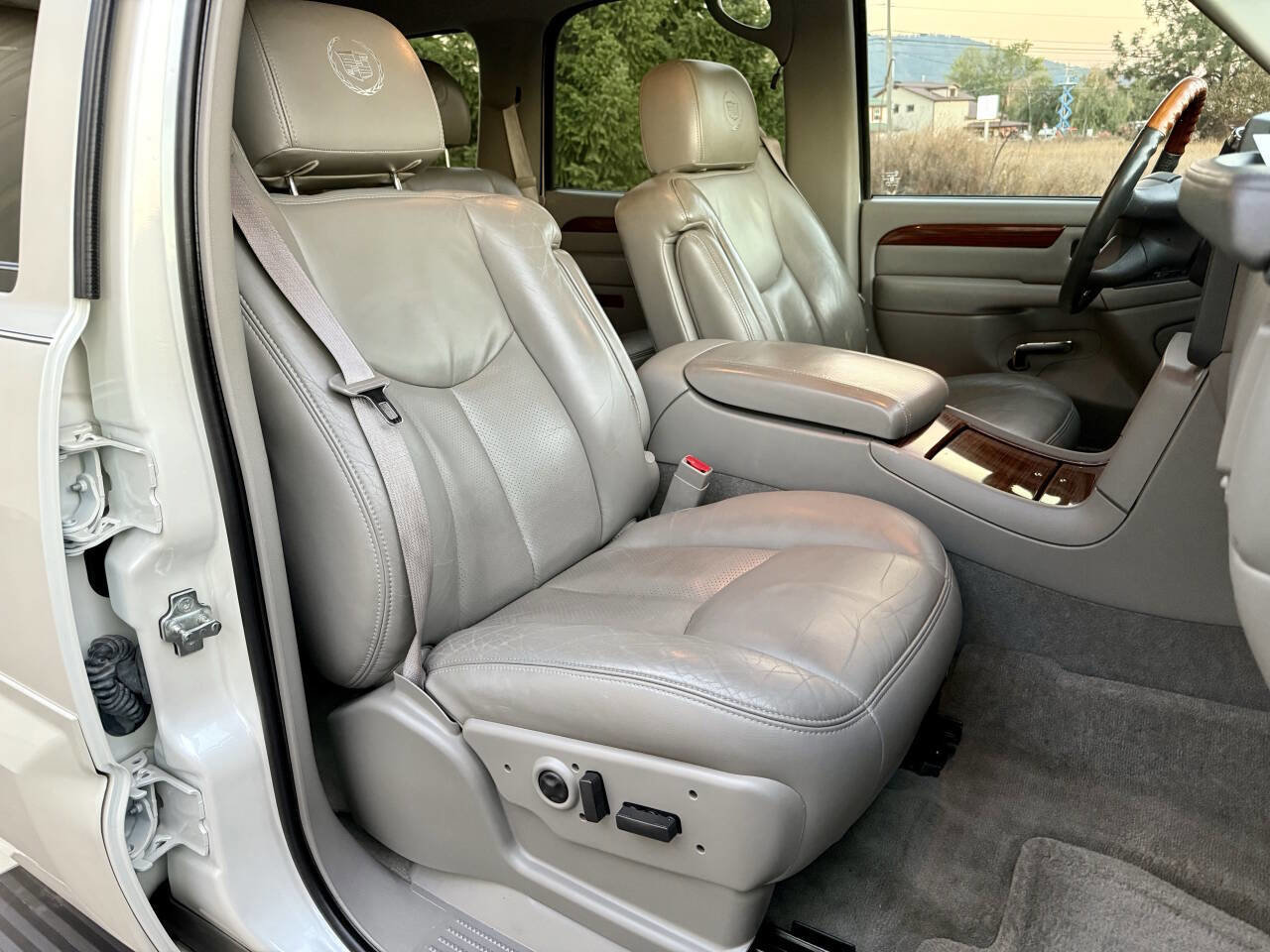 Used 2004 Cadillac Escalade AWD image 17