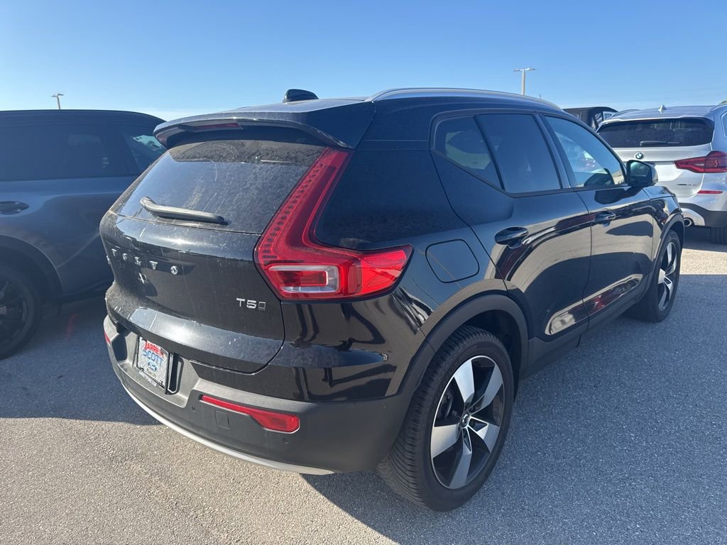 Used 2019 Volvo XC40 T5 Momentum image 4