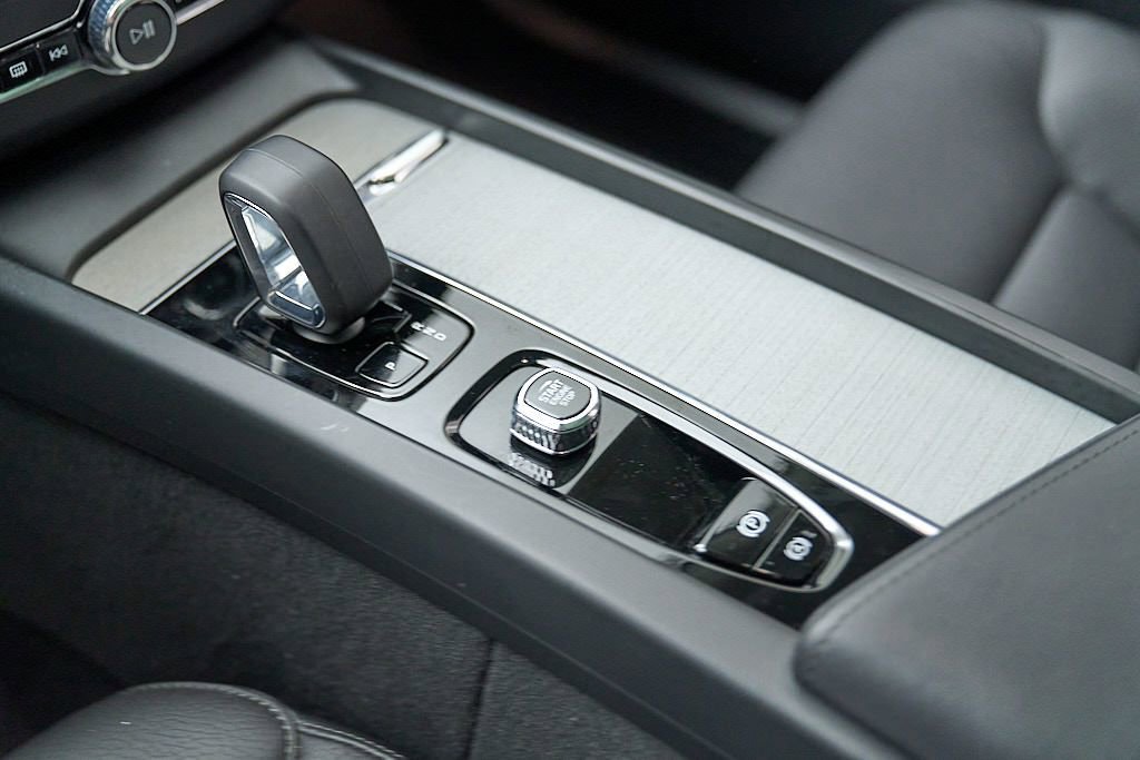 Certified 2025 Volvo XC60 B5 Plus AWD/4WD image 19