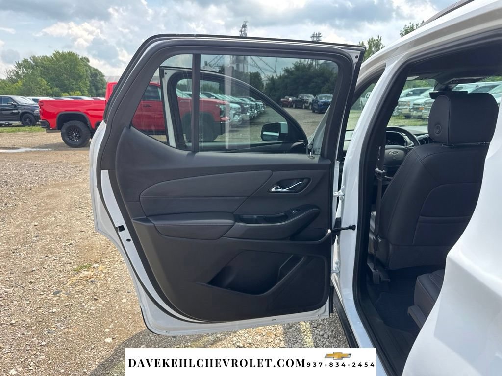 Used 2023 Chevrolet Traverse RS FWD image 21