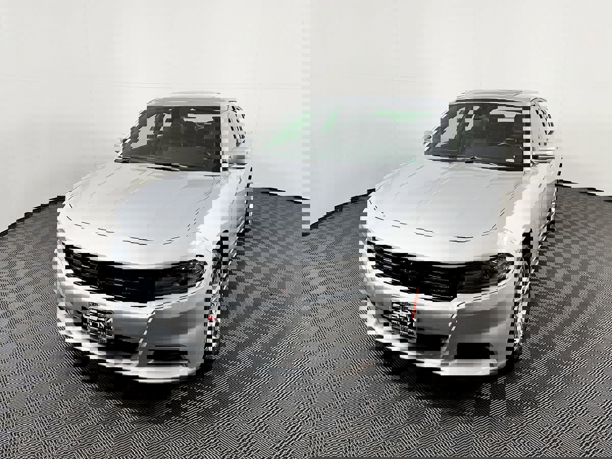 Used 2019 Dodge Charger SXT w/ Leather Interior Group RWD image 2