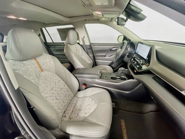 Used 2023 Toyota Highlander Bronze Edition FWD image 30