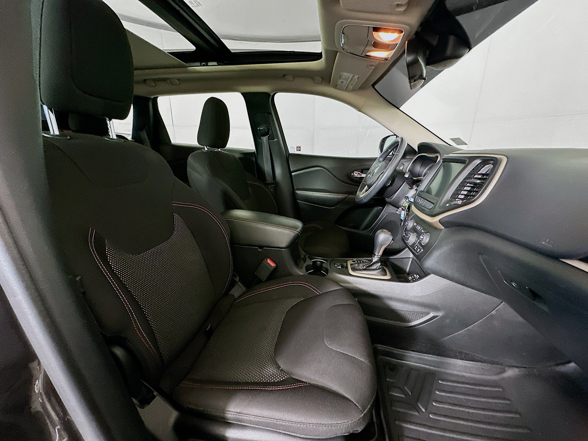 Used 2016 Jeep Cherokee 75th Anniversary FWD image 31