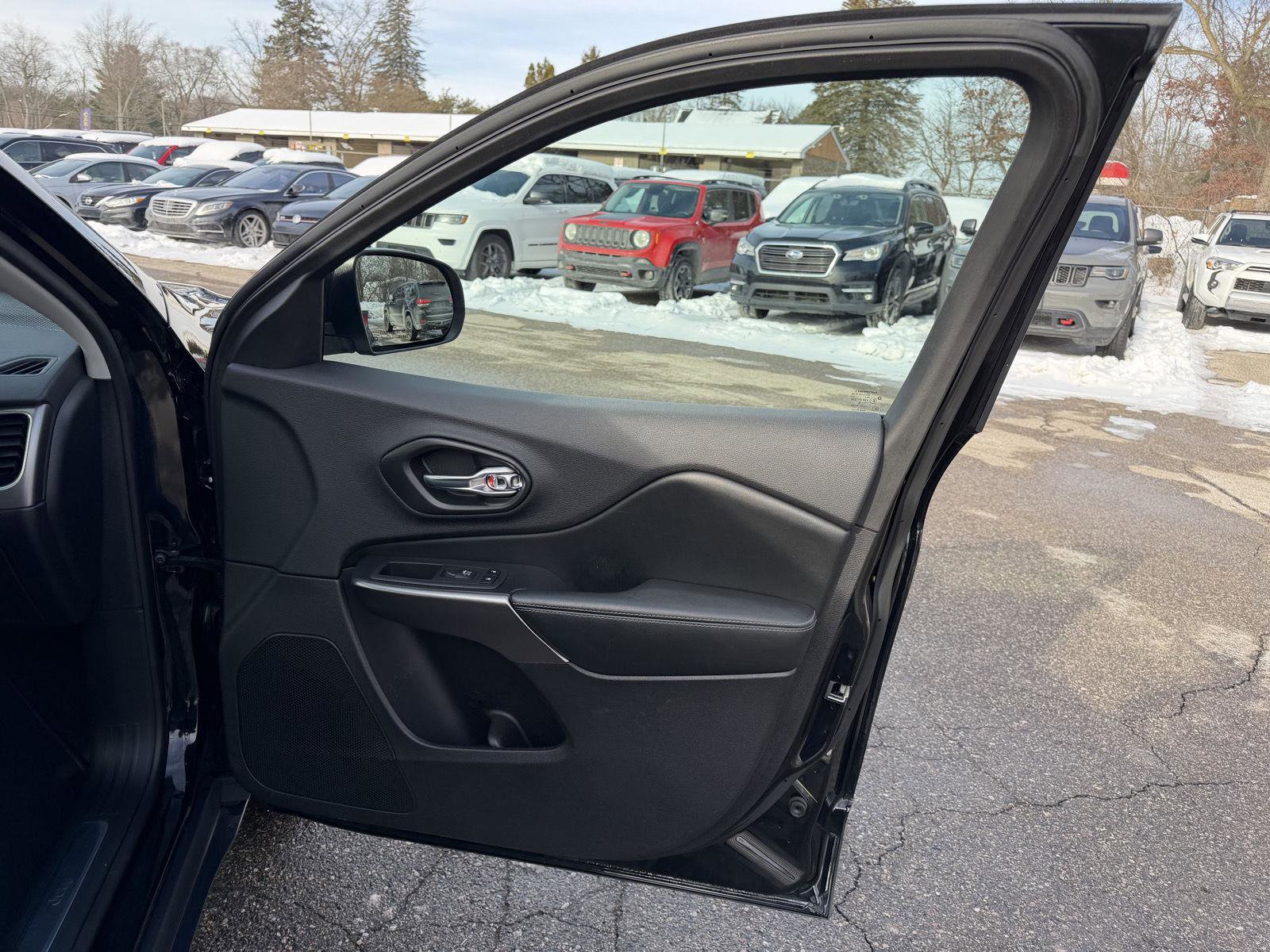 Used 2020 Jeep Cherokee Limited image 24