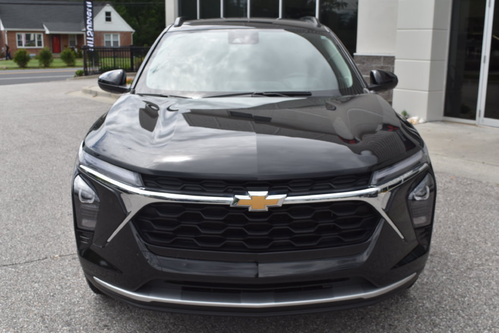 Used 2025 Chevrolet Trax LT w/ LT Convenience Package FWD image 3
