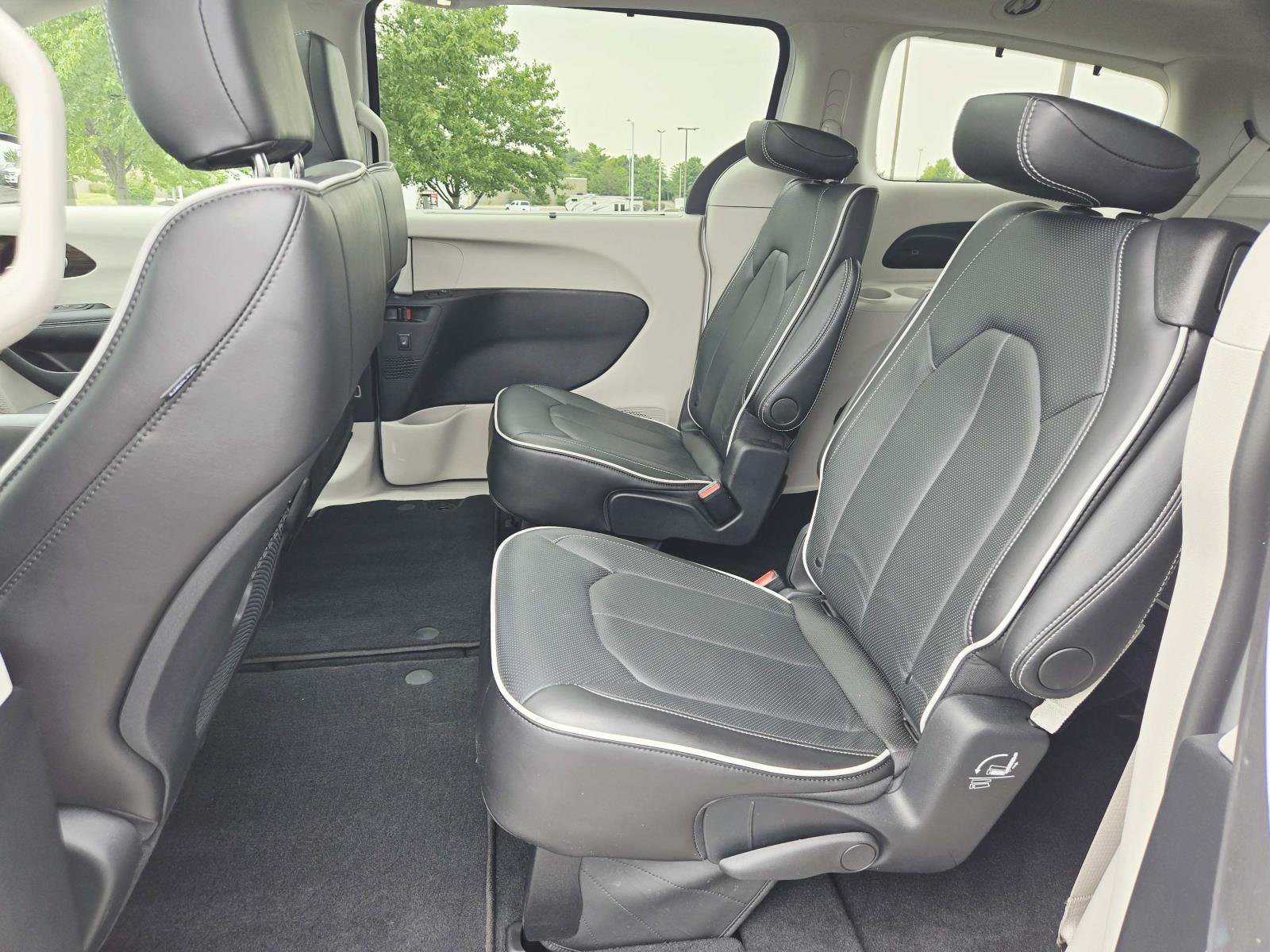 Used 2024 Chrysler Pacifica Limited FWD image 14