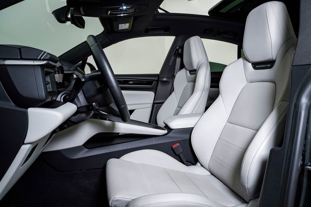 Certified 2025 Porsche Macan 4S Electric AWD/4WD image 5