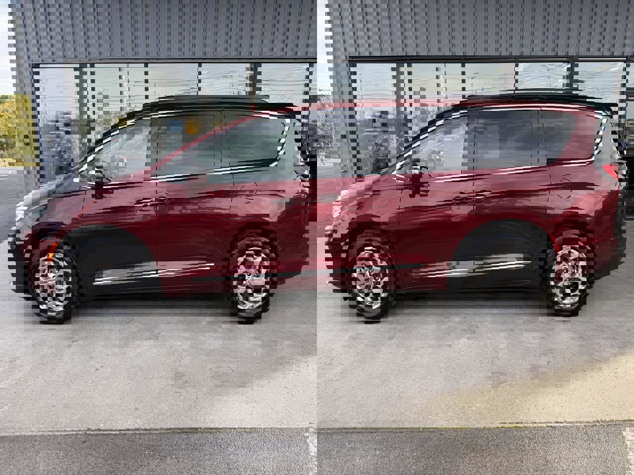 Used 2022 Chrysler Pacifica Limited w/ Uconnect Theater Family Group image 8