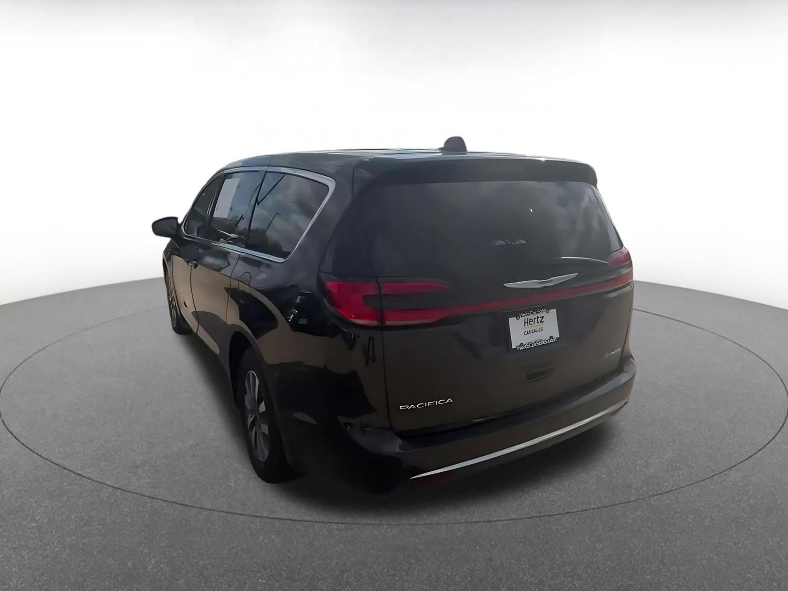 Used 2023 Chrysler Pacifica Touring-L image 11