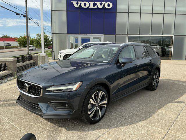 Certified 2024 Volvo V60 B5 Cross Country Plus w/ Protection Package Premier AWD/4WD image 1