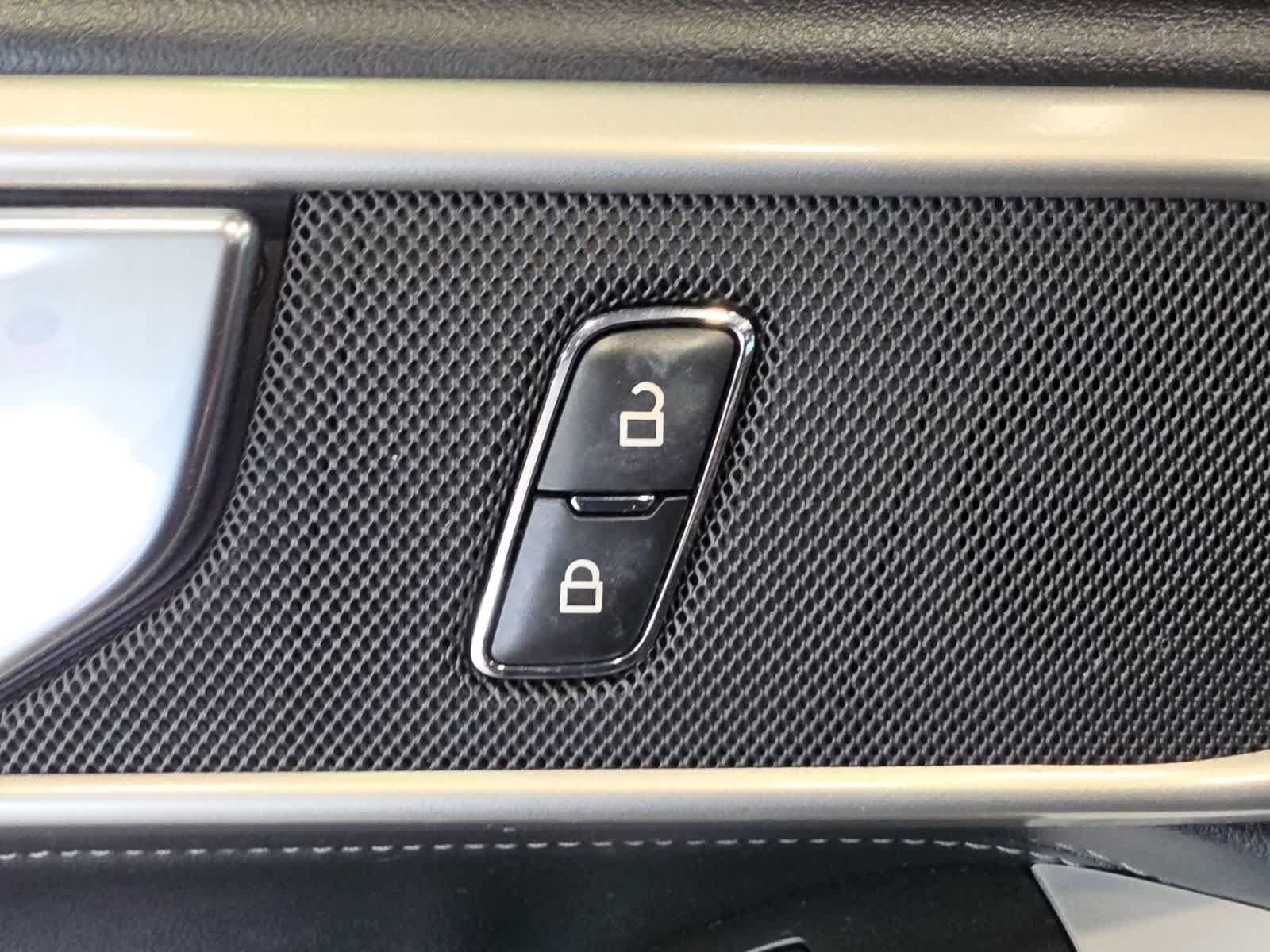 Used 2024 Ford Explorer XLT AWD/4WD image 18