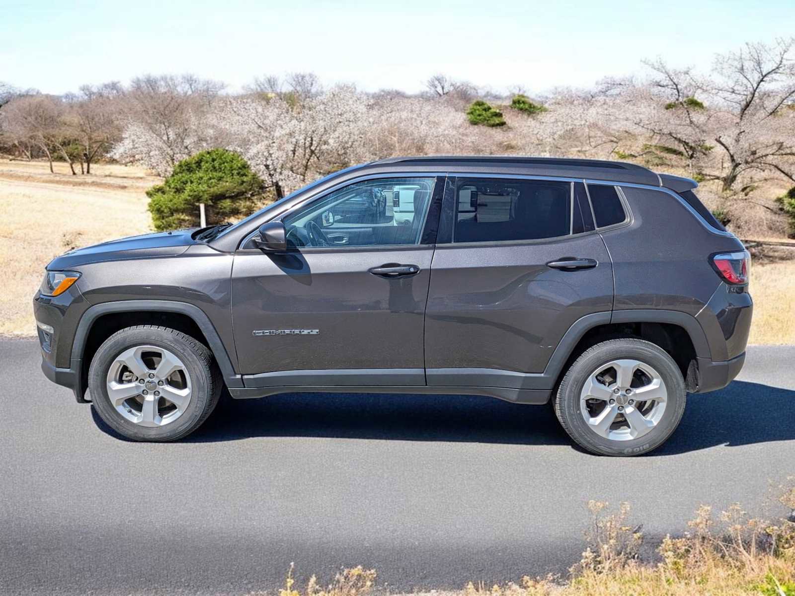 Used 2018 Jeep Compass Latitude w/ Popular Equipment Group AWD/4WD image 3