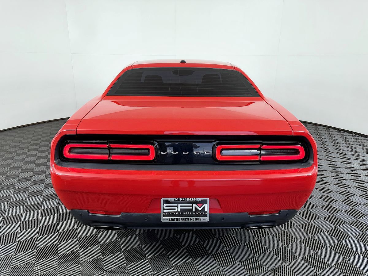 Used 2015 Dodge Challenger SXT w/ Driver Convenience Group RWD image 10