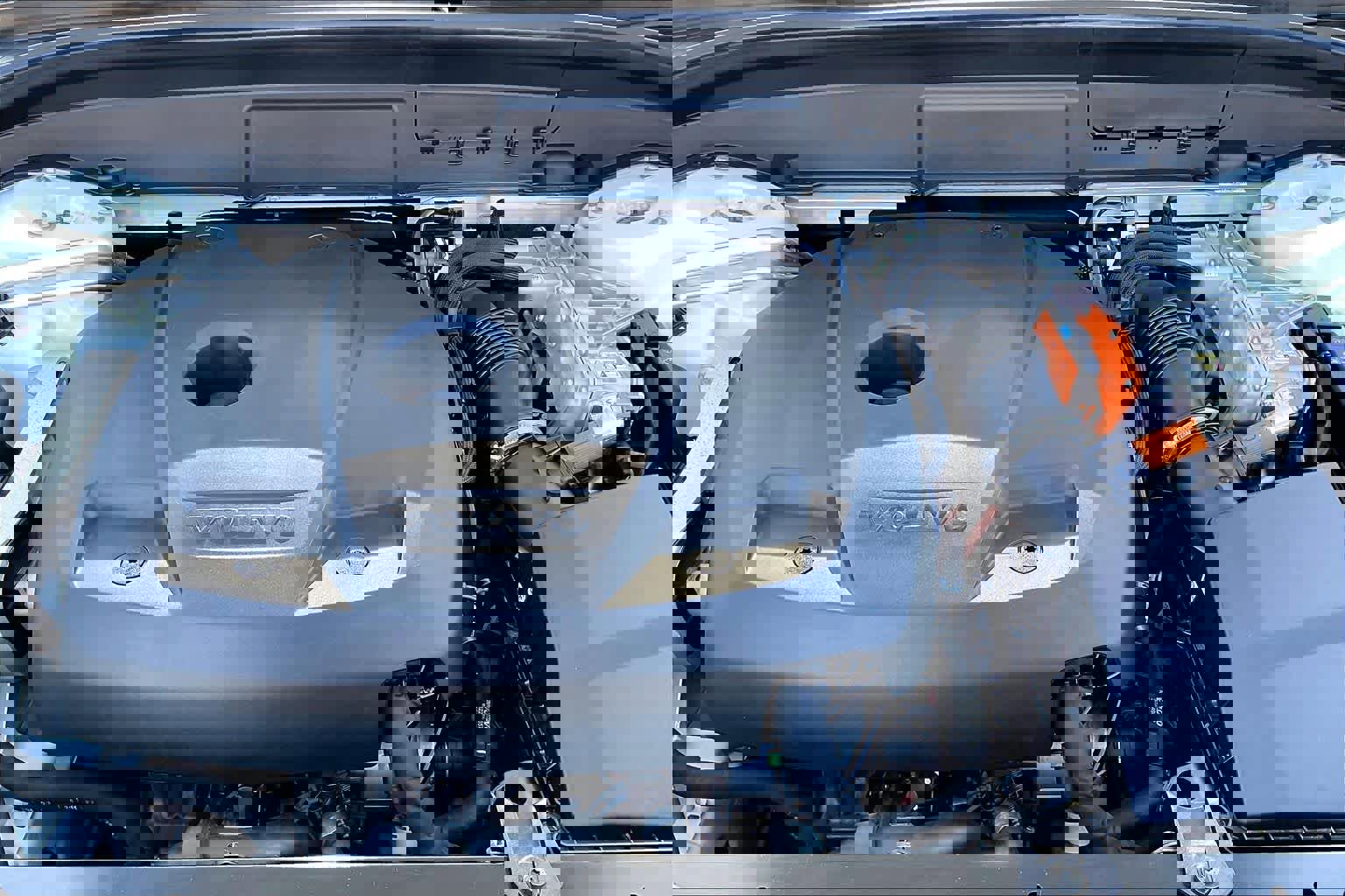 Used 2023 Volvo XC60 T8 Plus image 13