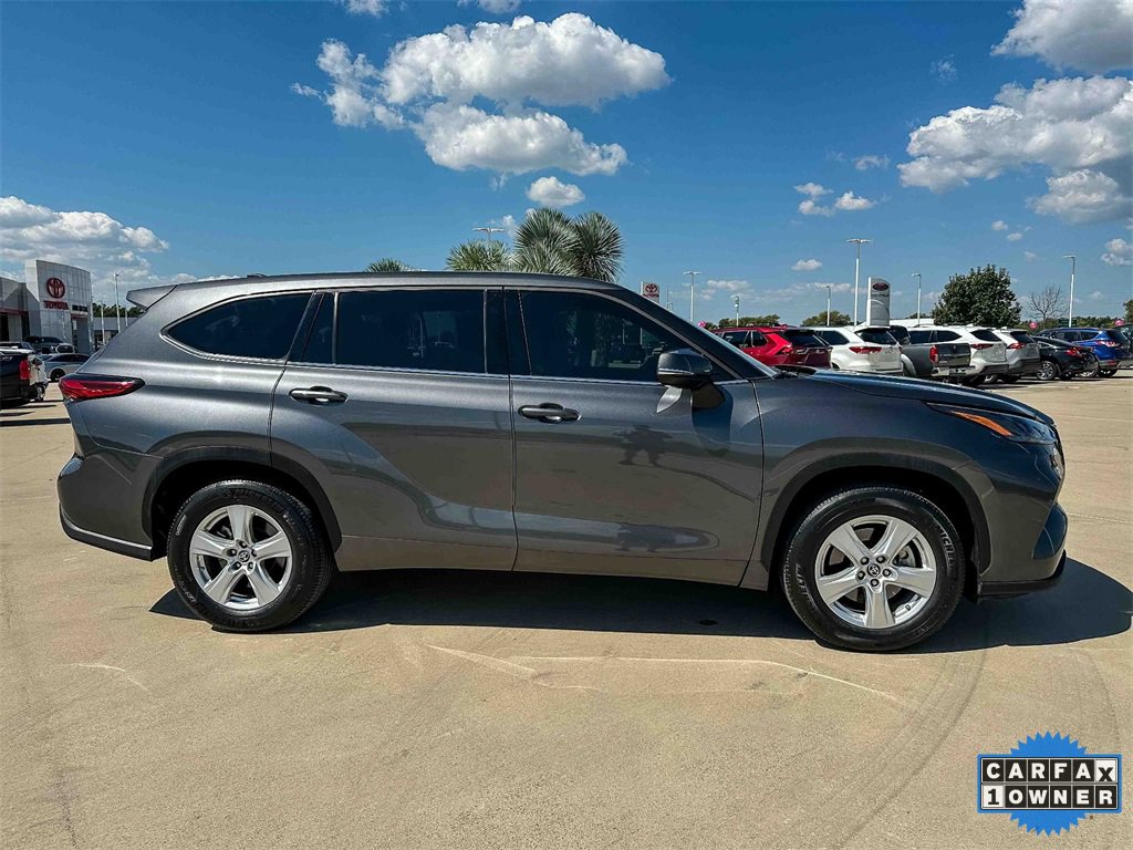 Used 2022 Toyota Highlander LE image 2