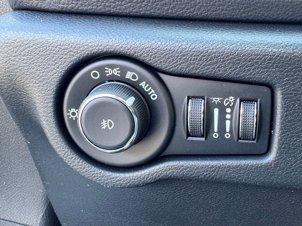 New 2026 Chrysler Pacifica Select FWD image 26