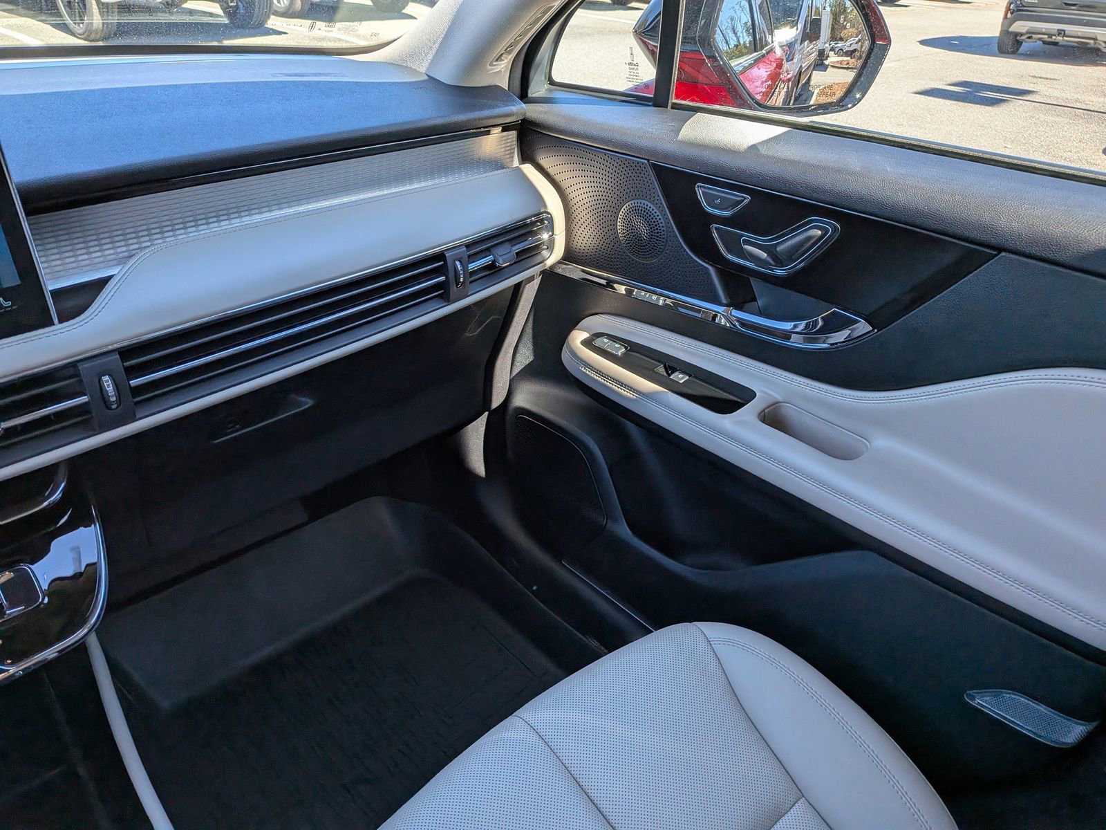 Used 2025 Lincoln Corsair FWD w/ Equipment Group 101A image 18