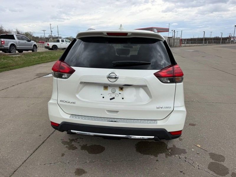 Used 2017 Nissan Rogue SV image 4