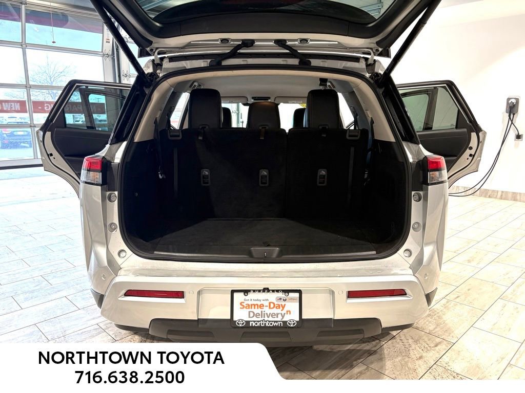 Used 2023 Nissan Pathfinder SL w/ Black Appearance Package image 25