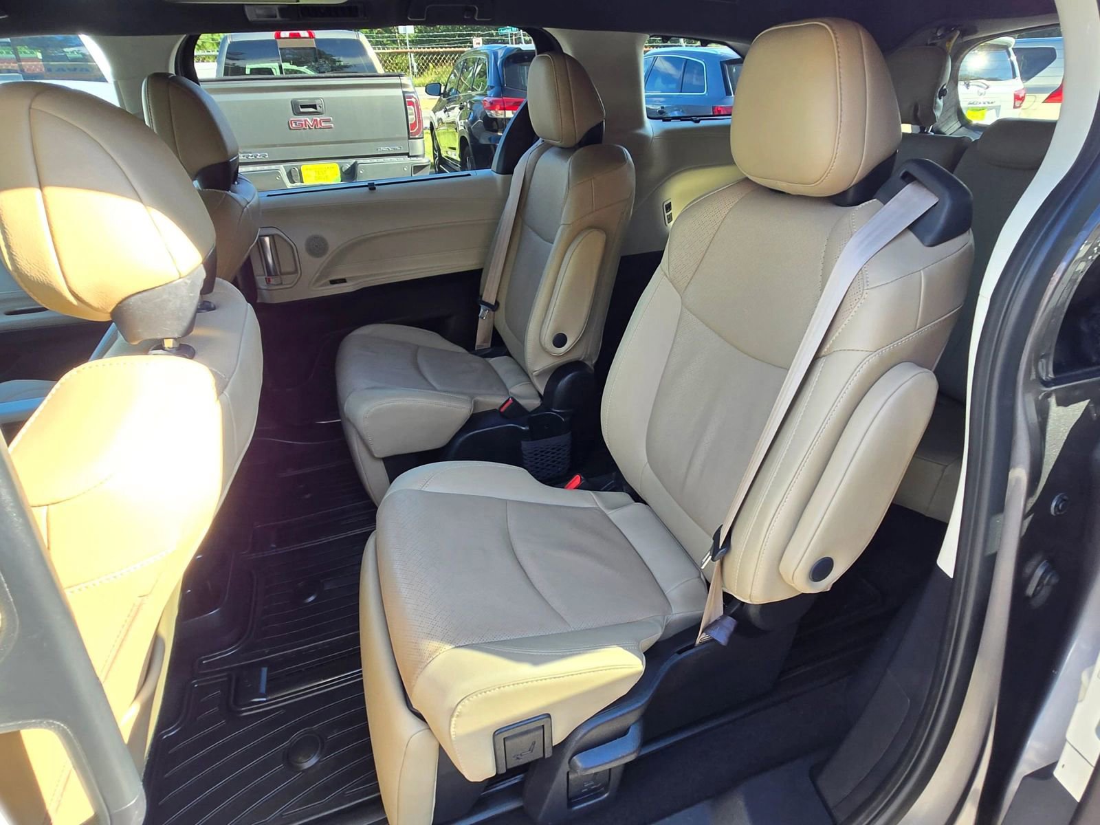 Used 2021 Toyota Sienna Limited image 13