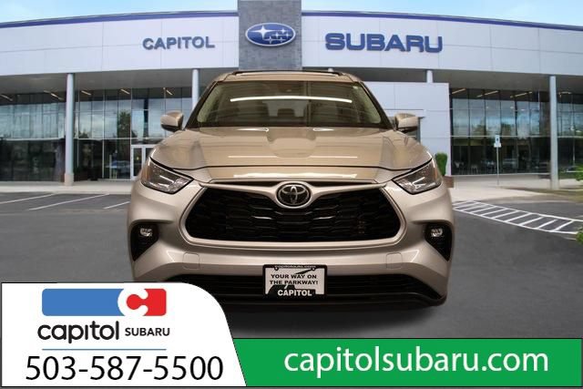 Used 2022 Toyota Highlander XLE AWD/4WD image 8