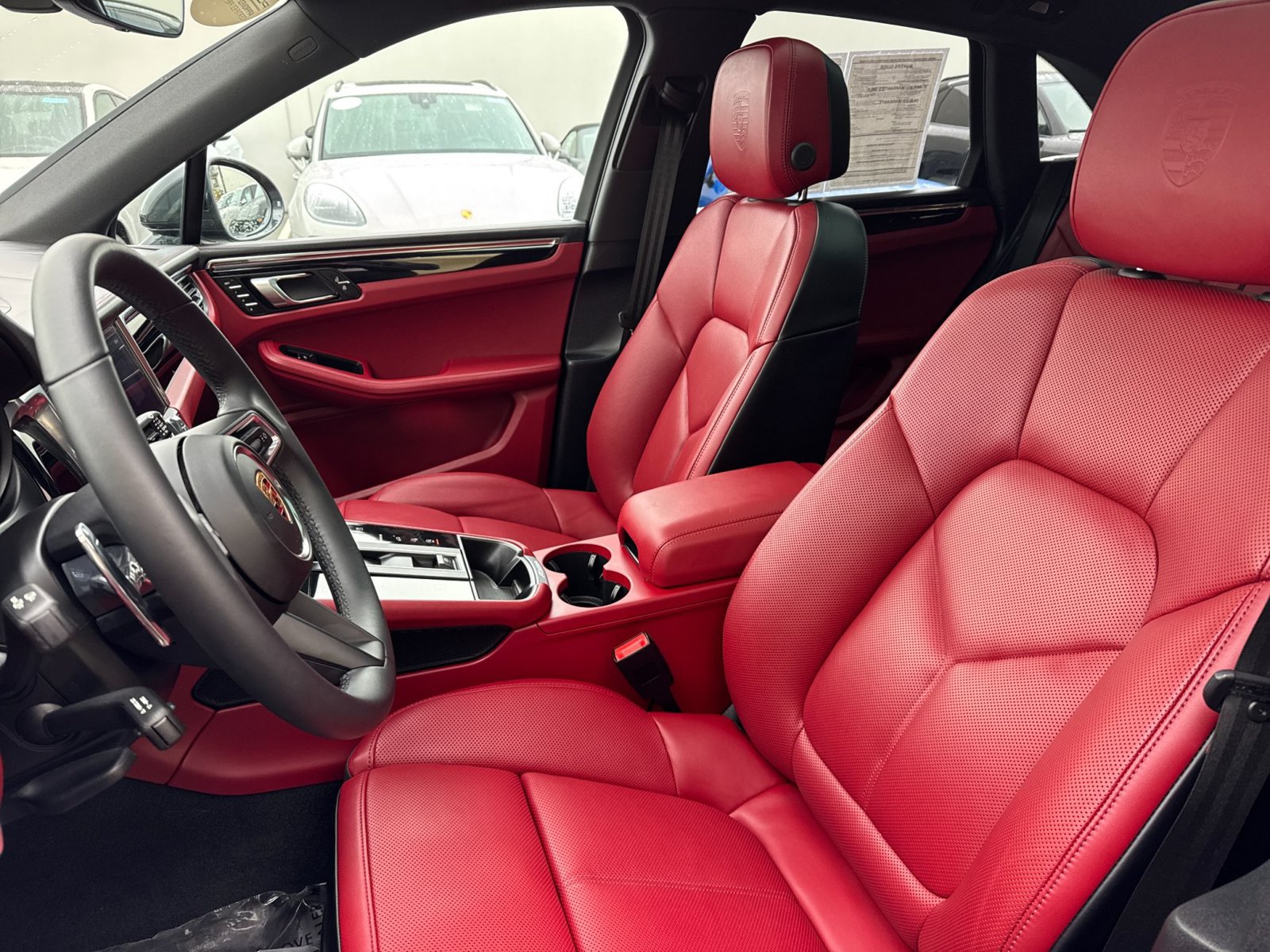 Certified 2025 Porsche Macan AWD/4WD image 5