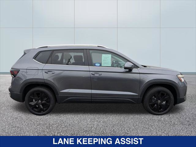 Used 2025 Volkswagen Taos SE w/ Panoramic Sunroof Package FWD image 6