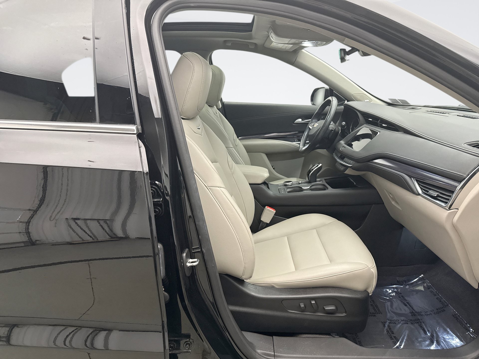 Used 2023 Cadillac XT4 Luxury w/ Cold Weather Package AWD/4WD image 18