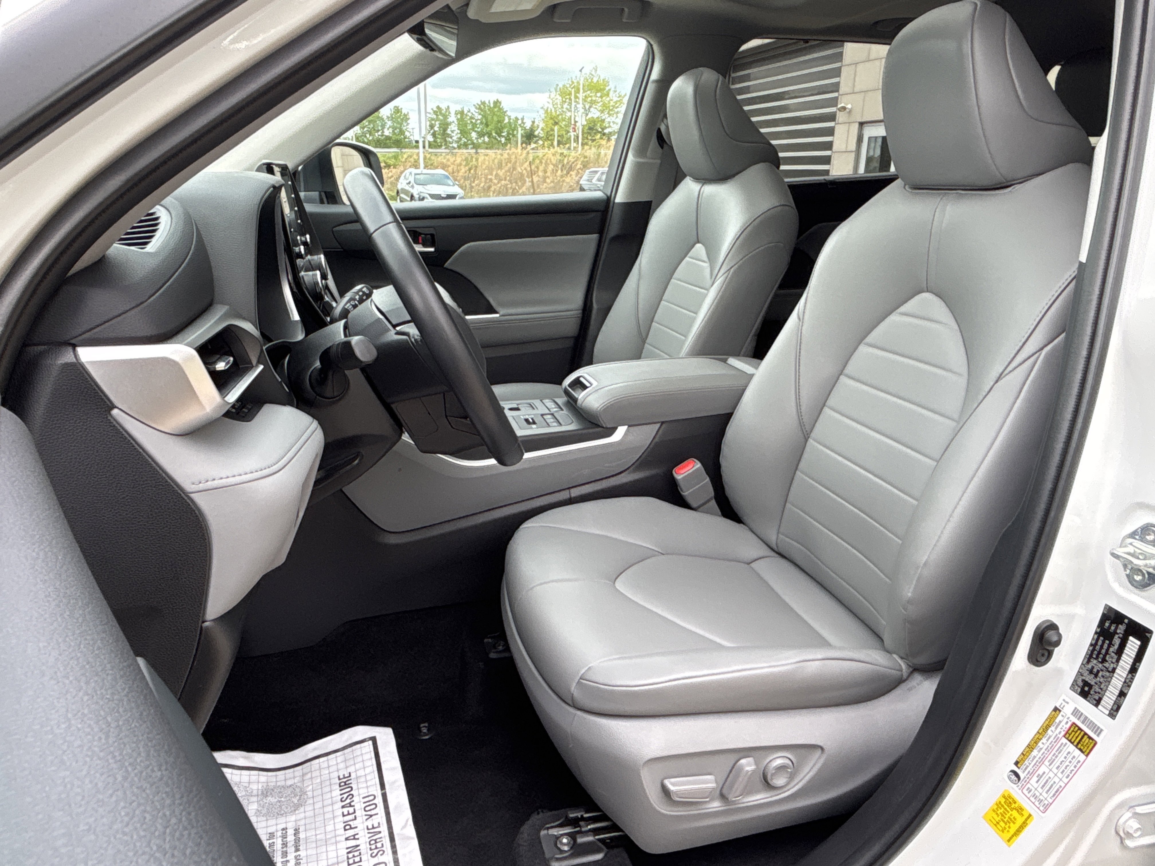 Used 2022 Toyota Highlander XLE AWD/4WD image 26