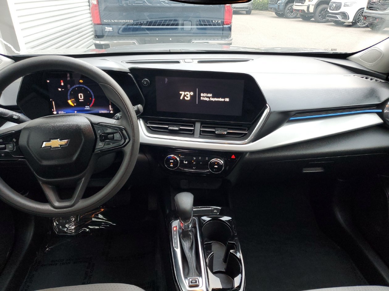 Used 2025 Chevrolet Trax LT FWD image 13