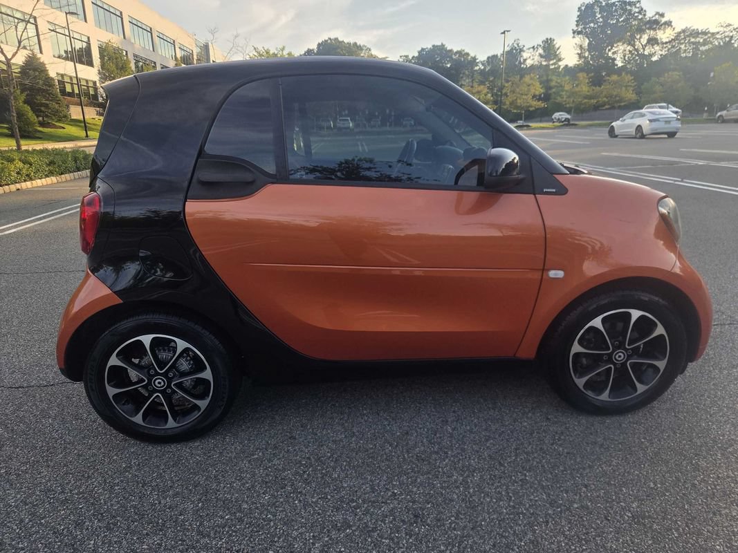 Used 2016 smart fortwo passion RWD image 10