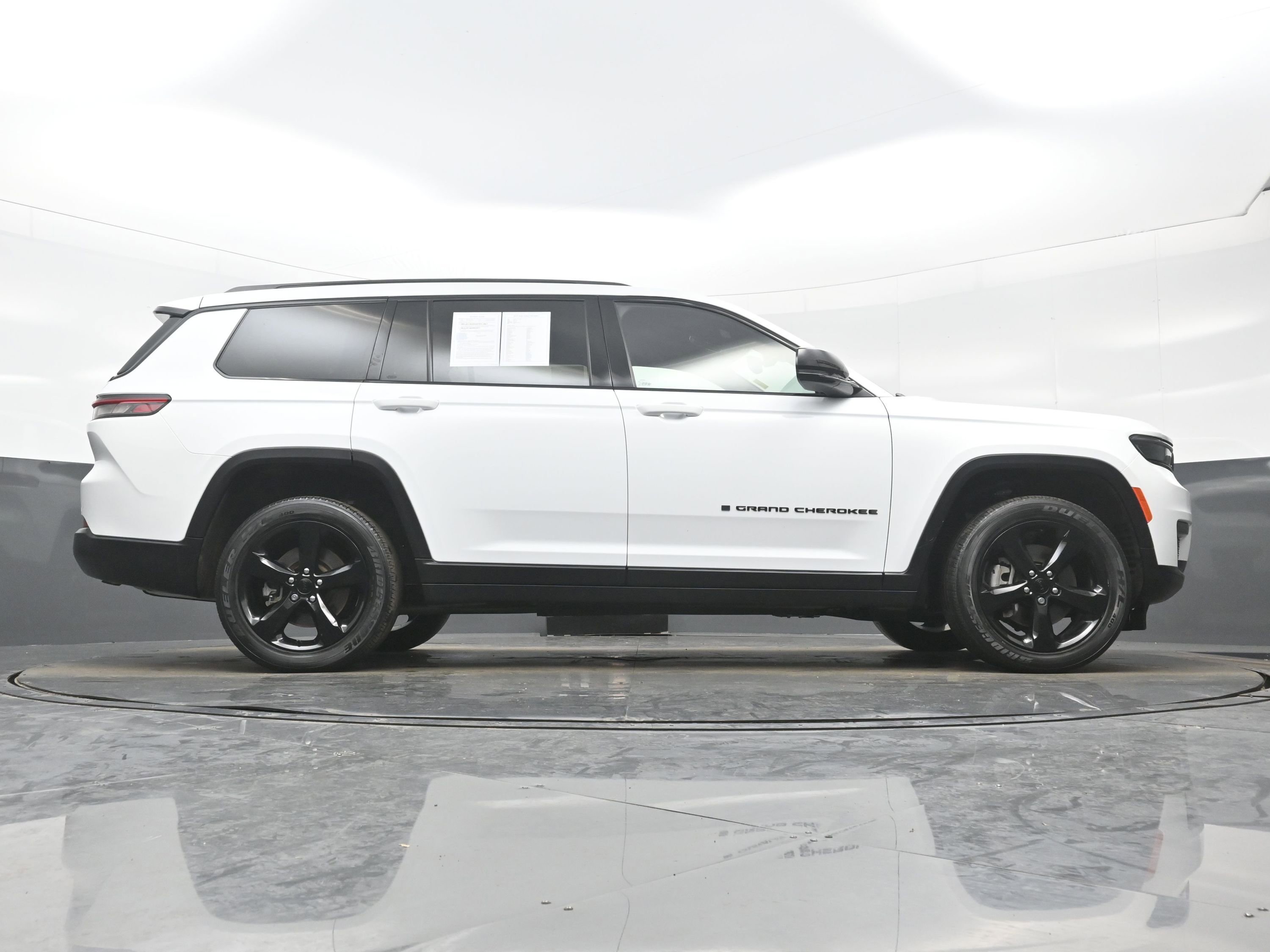 Used 2023 Jeep Grand Cherokee L Laredo image 31