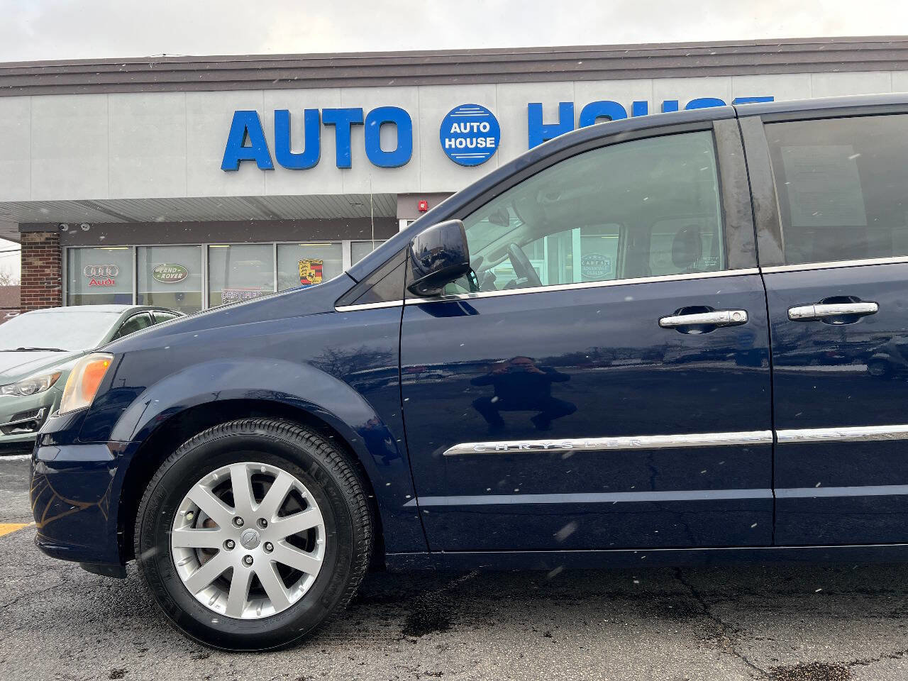 Used 2015 Chrysler Town & Country Touring w/ Driver Convenience Group image 39