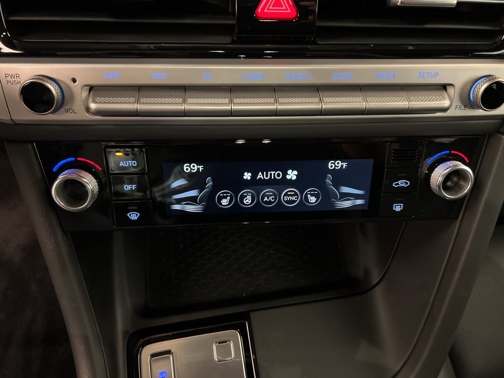 Used 2025 Genesis G70 2.5T image 12