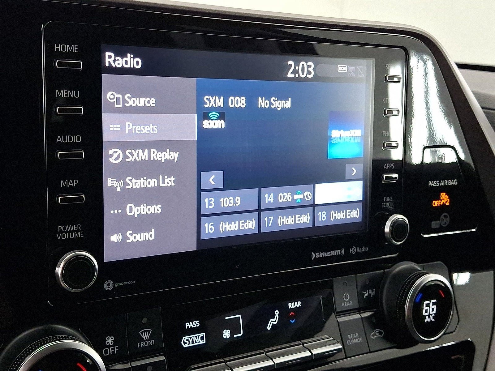 Used 2022 Toyota Highlander LE AWD/4WD image 6
