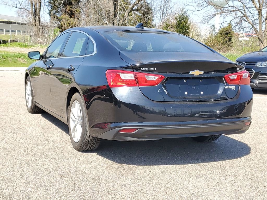 Used 2017 Chevrolet Malibu LT FWD image 2