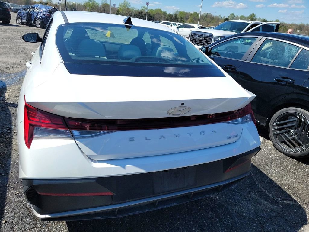Used 2025 Hyundai Elantra Limited FWD image 2
