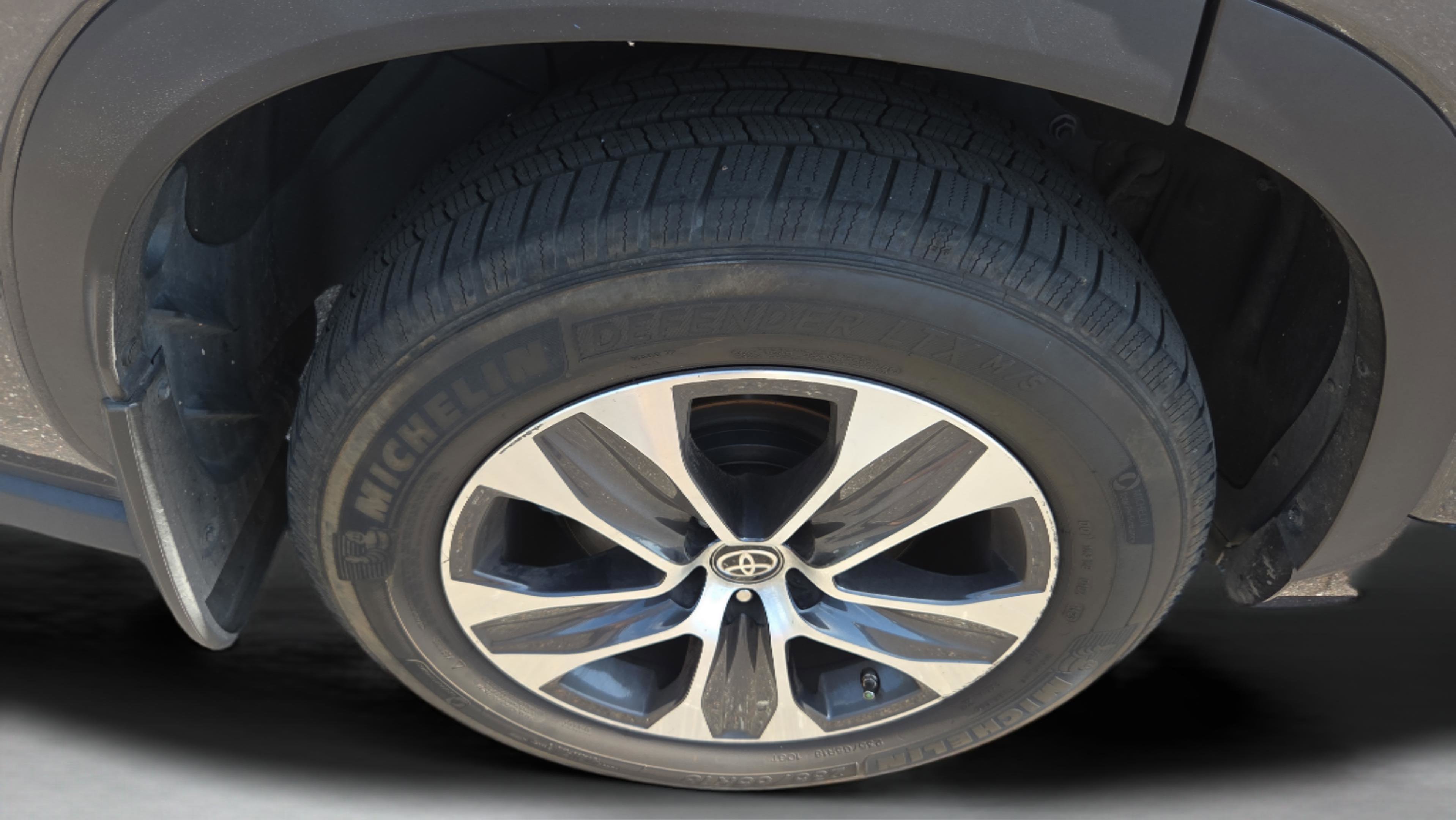 Used 2020 Toyota Highlander XLE image 36