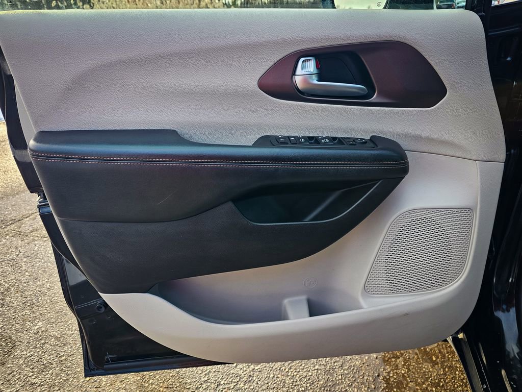 Used 2018 Chrysler Pacifica Touring Plus image 10