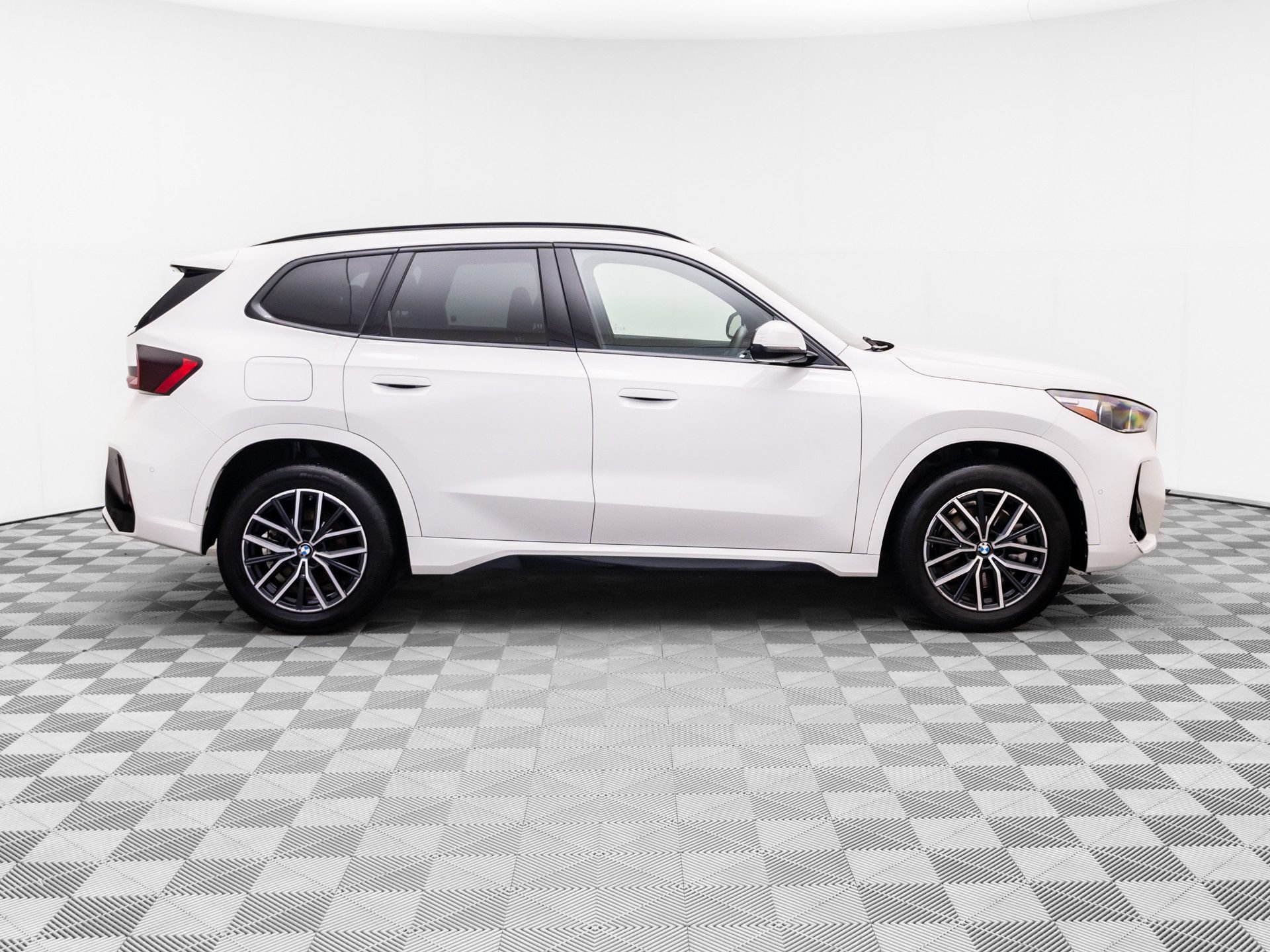Used 2024 BMW X1 xDrive28i w/ M Sport Package AWD/4WD image 6