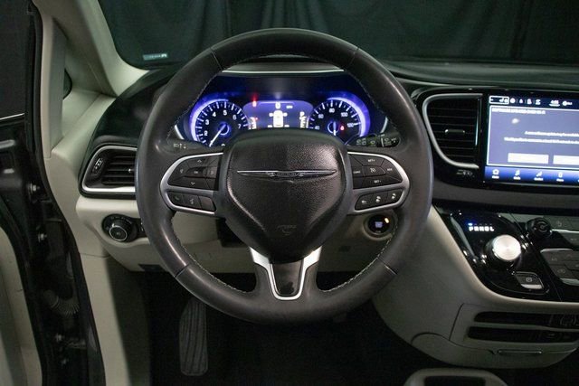 Used 2022 Chrysler Pacifica Touring-L image 24