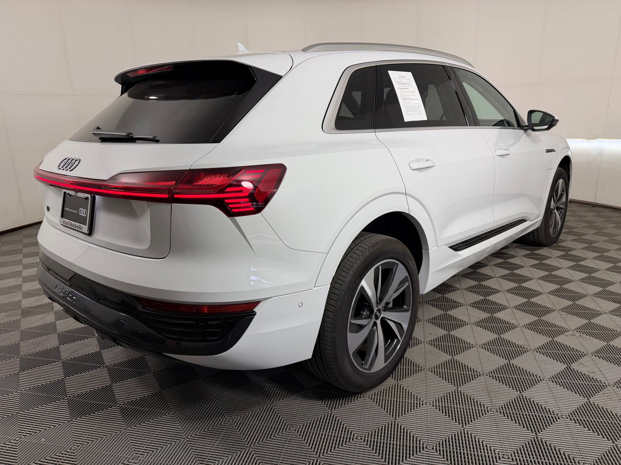 Used 2024 Audi Q8 e-tron Premium Plus AWD/4WD image 9
