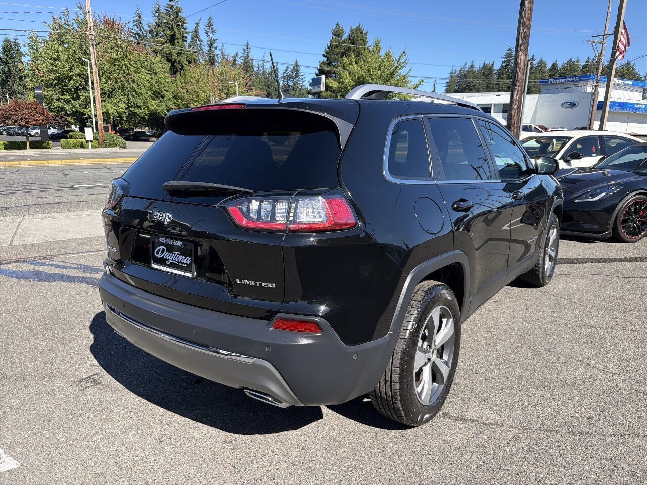 Used 2019 Jeep Cherokee Limited w/ Technology Group AWD/4WD image 9