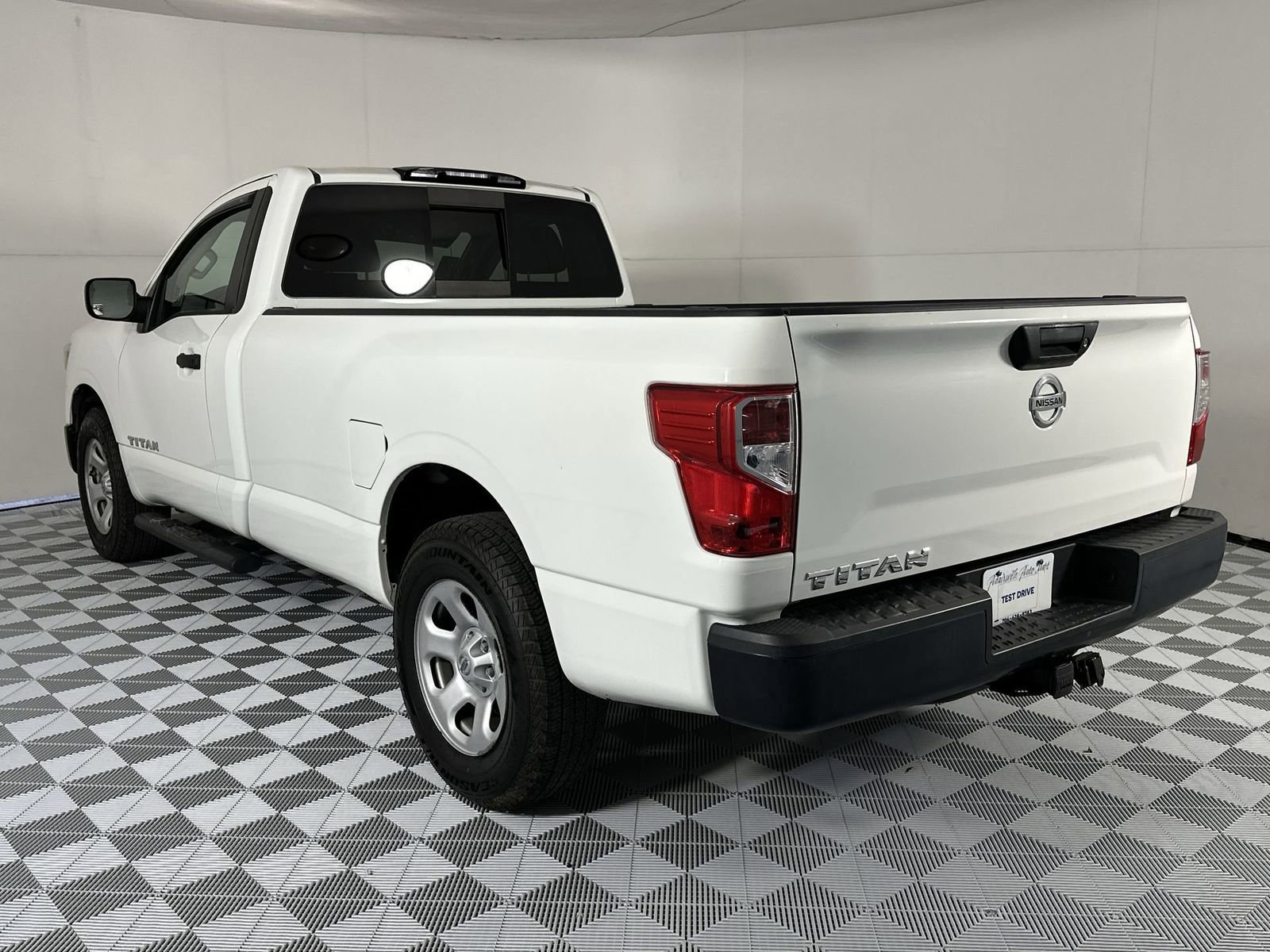 Used 2017 Nissan Titan S image 6