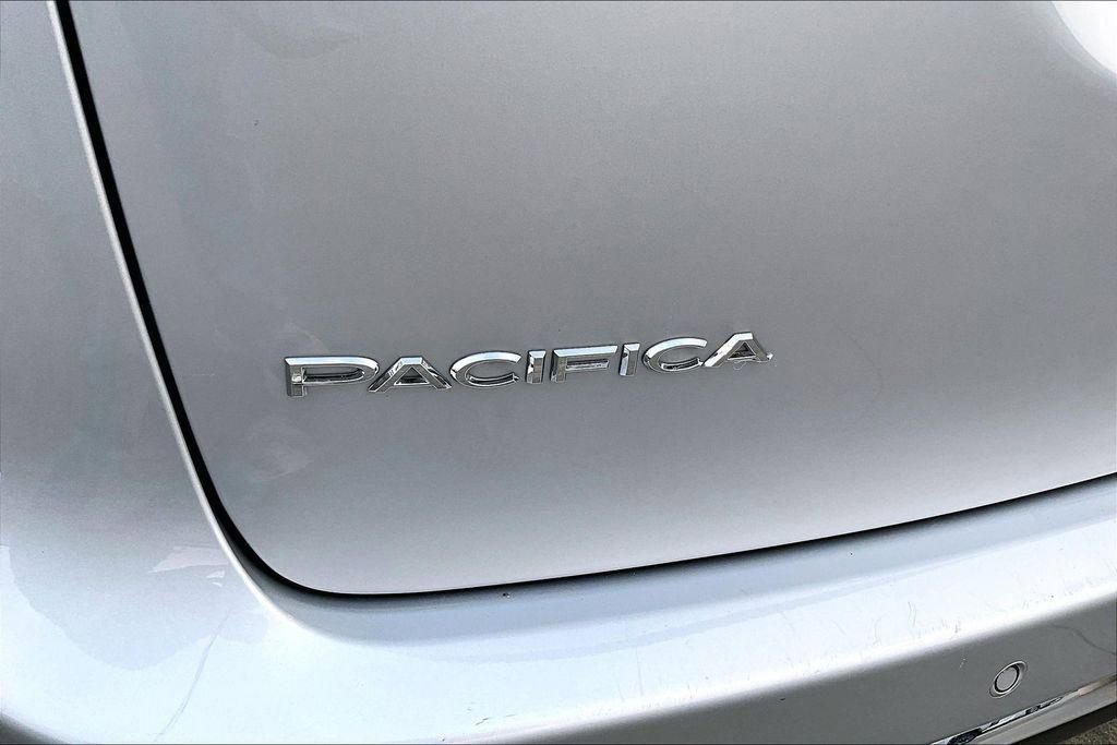 Used 2024 Chrysler Pacifica Touring-L image 8