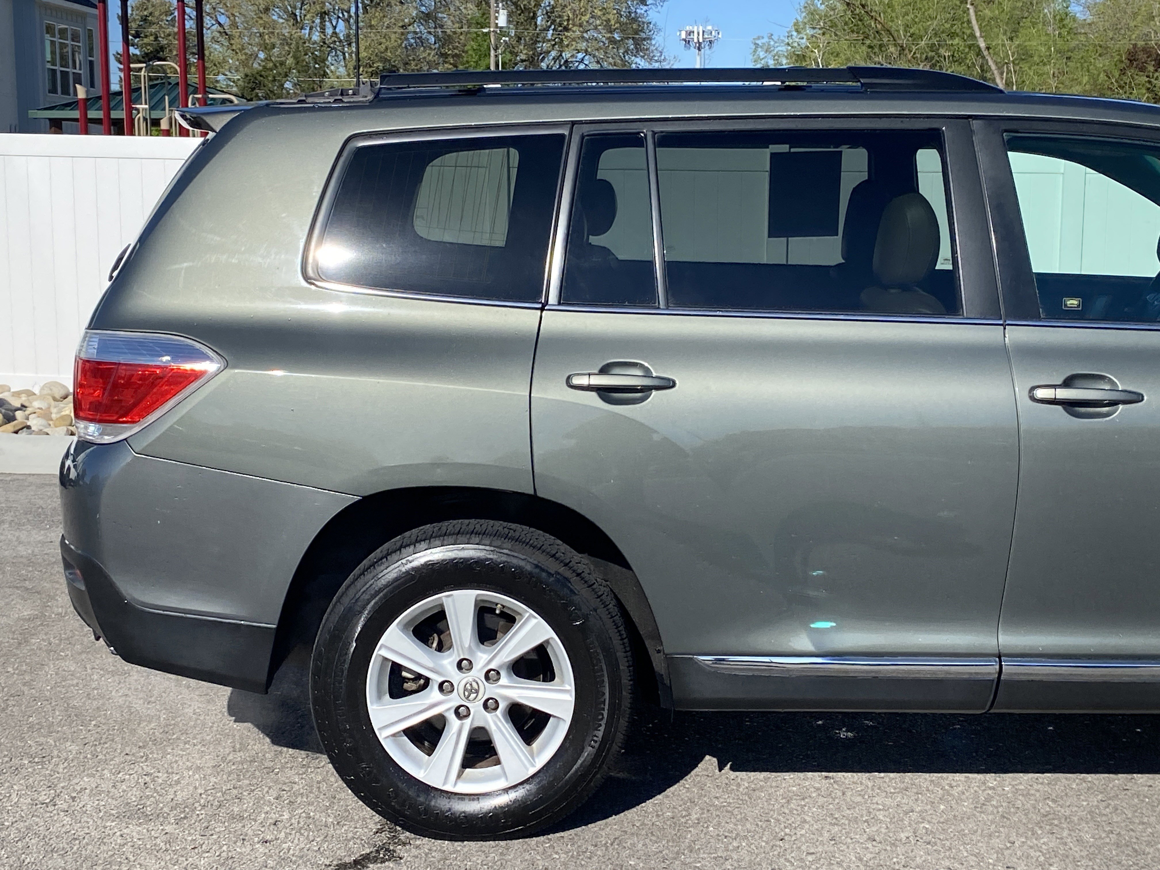 Used 2012 Toyota Highlander SE w/ Tow Pkg AWD/4WD image 6