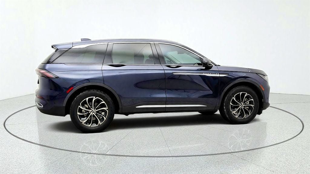 Used 2024 Lincoln Nautilus Premier AWD/4WD image 4