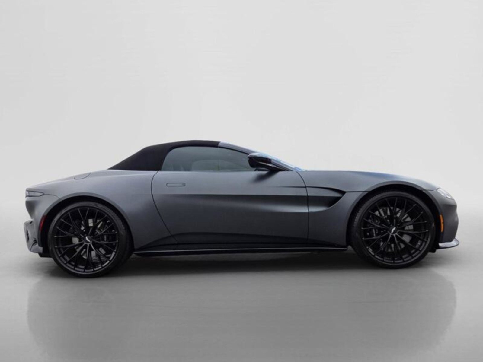 Used 2023 Aston Martin V8 Vantage Roadster RWD image 6